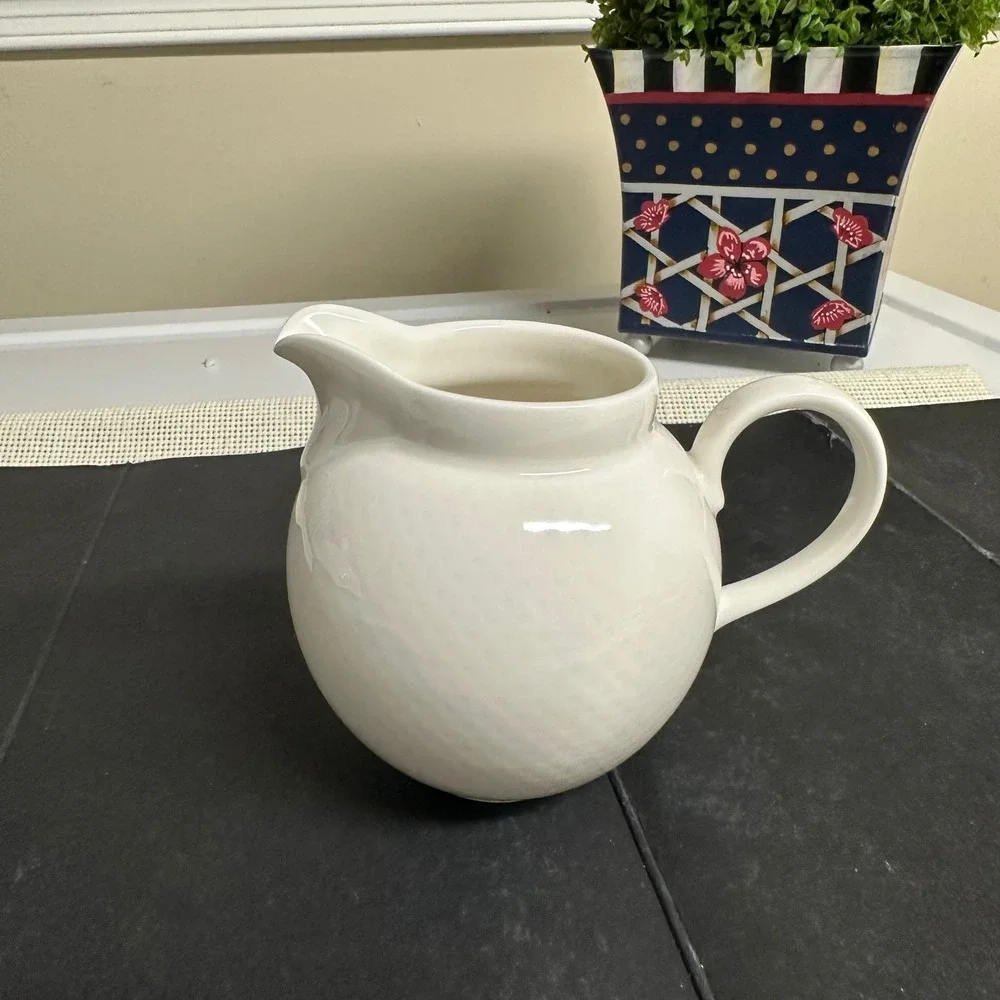 Villeroy & Boch Tipo White Creamer and Sugar Bowl w/ Lid set Porcelain NEW